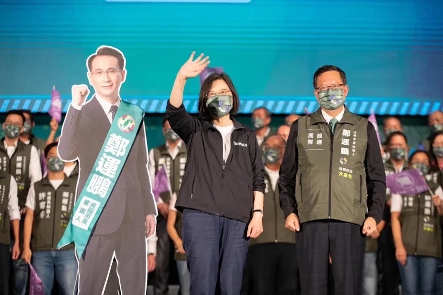 有人要搶徐巧芯的「蜜獾」！　施正鋒稱「她」緊咬不放：活像拚命三郎的蜜獾