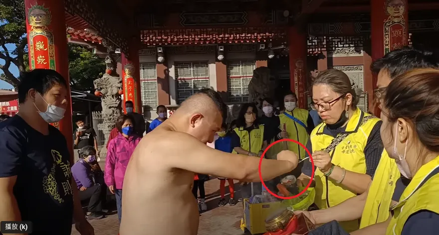 頭份太玄宮乩身又被揪疑點！　網友質疑：第一次看到神明怕燙