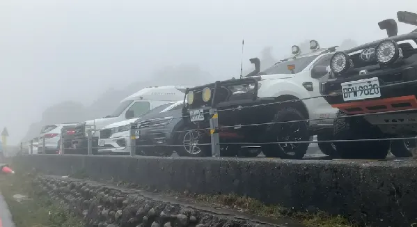 【影】透早賞雪撲了空！遊客湧合歡山淋一身濕　寒流夜襲「追雪注意事項」看這邊