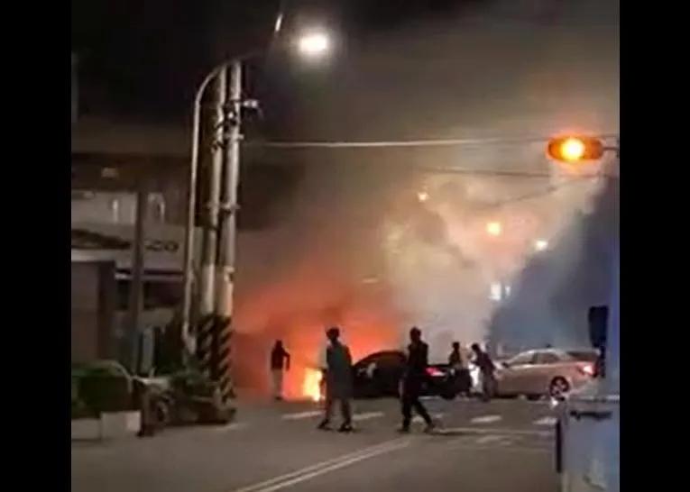 【影】天冷~碰！北斗兩車相撞起火　駕駛命大及時逃生