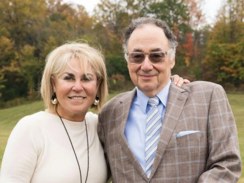 億萬富翁夫婦在自家泳池旁遭勒死　家人為找兇手祭10億高額獎金