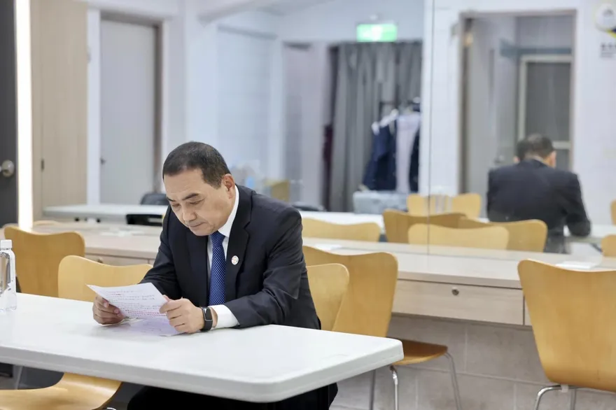 侯友宜「杯水論」　李彥秀讚：展現格局與氣度