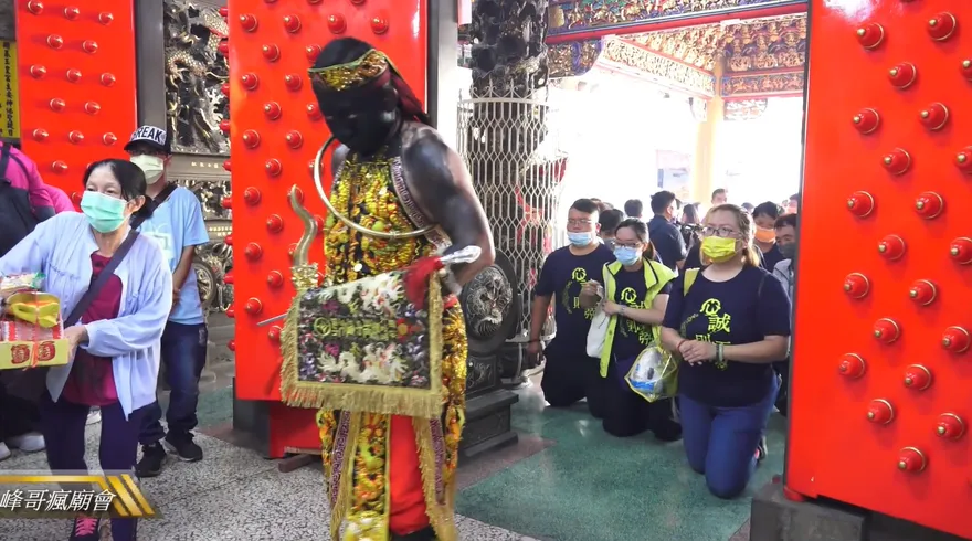 頭份太玄宮再被質疑不專業　網友怒：帶兵器進天公廟是要造反？