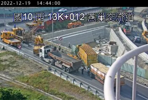 快訊/國道10號燕巢出口嚴重車禍事故！聯結車追撞砂石車　出口匝道暫時封閉