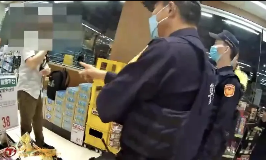 【影】密錄器曝光！苗栗男控逛全聯遭警違法搜索　通霄分局回應這樣說
