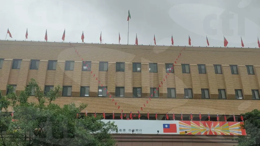 掛民進黨旗糗翻北檢！勇嗆NCC、周玉蔻、日經的「他」遭起訴