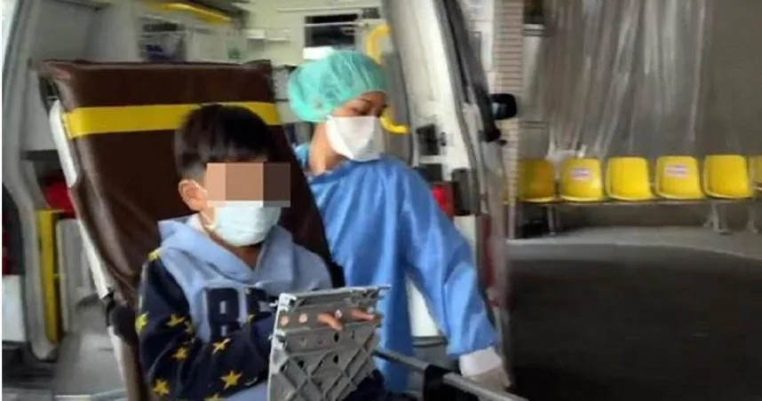 三年級男童上課將手指伸入「洞洞椅」　下秒手卡死緊急送醫！