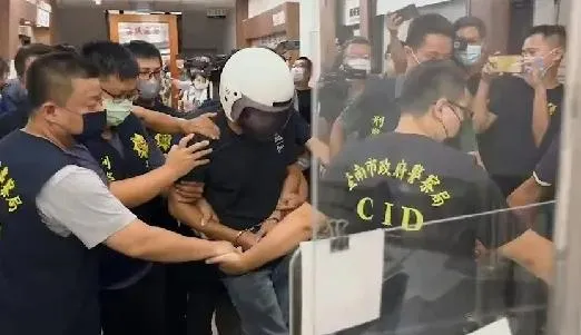 畏罪輕生？台南殺警案兇嫌林信吾拒移監　竟拿原子筆欲戳頸最後頭不慎撞牆