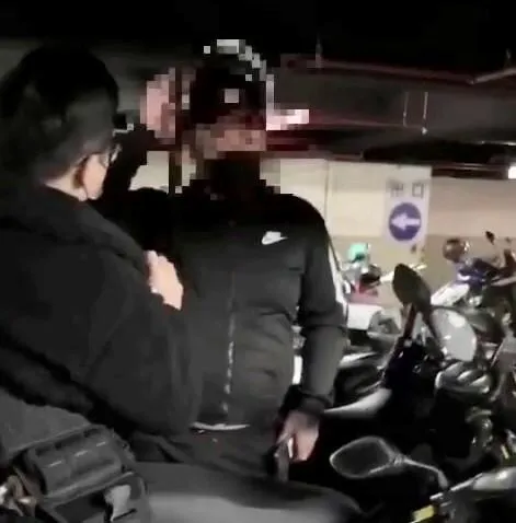 【影】這位「張國周」只會讓你氣到胃痛！男騙買停車位給假磁卡搞買空賣空　警循線逮人