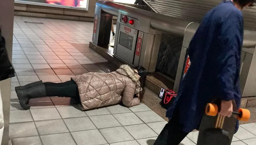 天冷原地健身？長髮妹捷運月台「棒式坐起來」　北捷制止：2行為都不可發生