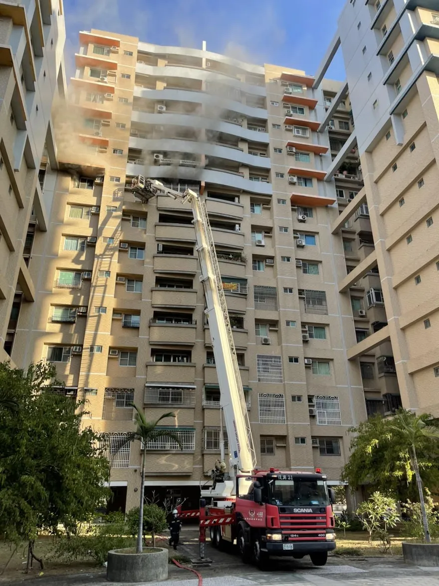 快訊/【影】台南大樓火警3人送醫　95歲翁OHCA搶救中