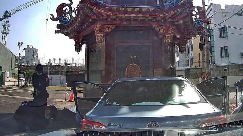 【影】這種「藥」保生大帝不收喔！男闖紅燈被警追竟撞上廟口金爐　車內搜出11包海洛因