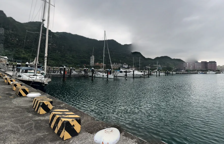 溫度驟降烏金來了！基隆今年首艘1500尾烏魚進港