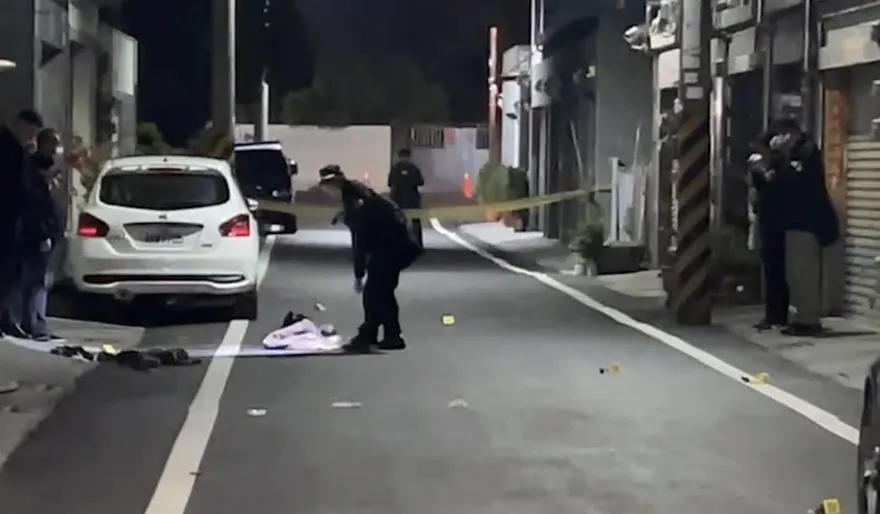 快訊/高雄岡山叔叔持鐮刀砍姪子　警連開15槍制止嫌犯不治