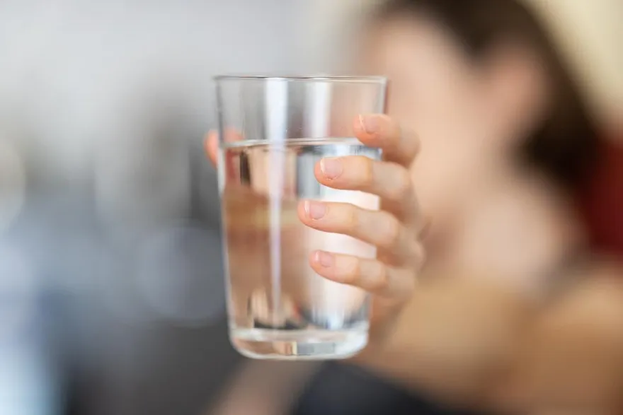 睡前該不該喝水？醫點名「3類人」適合來一杯