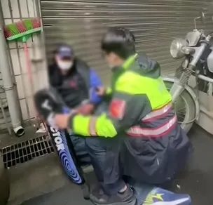 【影】以為被逼車！男毒駕ㄎ一ㄤ掉　直接球棒拔出來砸2機車　無辜騎士們嚇壞