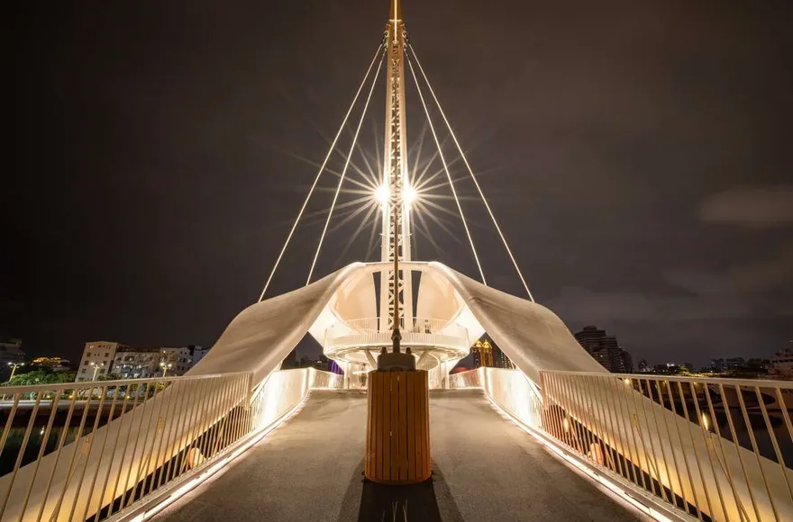 從早玩到晚！高雄過年3大必去打卡景點曝光　全台首座「旋轉景觀橋」超浪漫