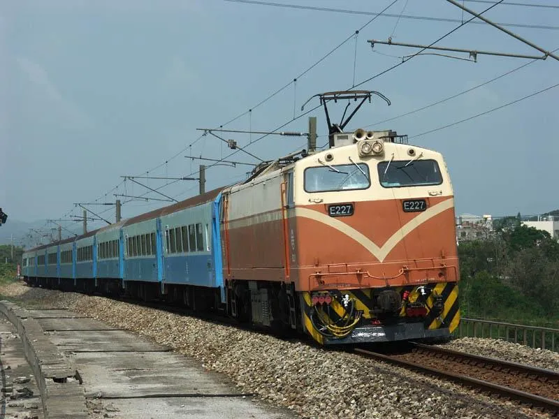 鐵道迷哭哭！最後4列復興號12/27鐵軌最後一程　「藍色特快車」走入歷史