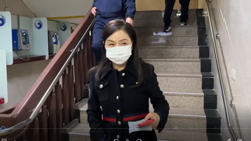 影/罵張淑娟還罵慈濟！周玉蔻囂張出庭　猛男護駕坐保時捷