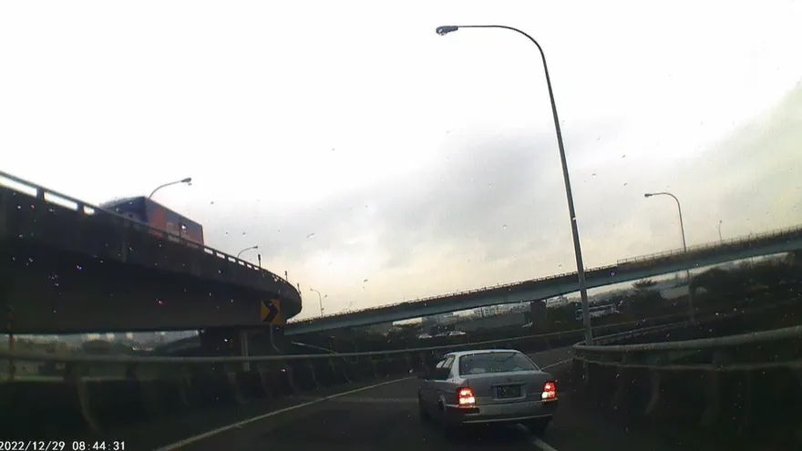 影/下錯交流道！國道三寶「倒退嚕」搖車窗揮手：你先過　1分鐘片曝光網友氣翻