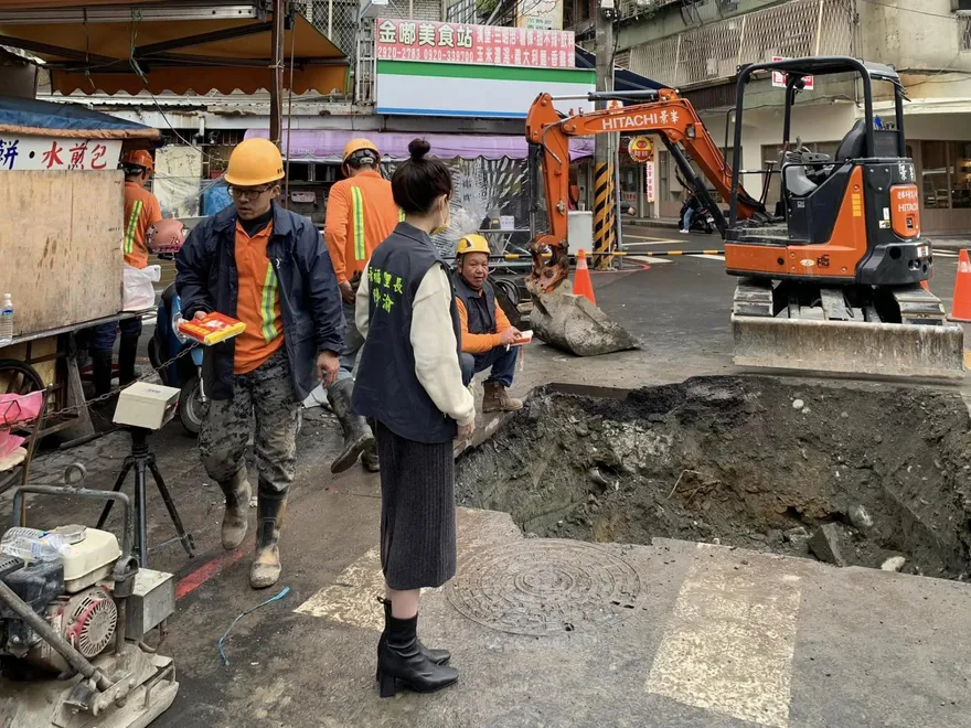 最美里長陳紫渝「包子頭」新造型曝光！親赴施工現場仙氣破表　粉絲秒暈船
