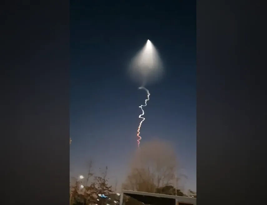 影/韓國上空驚現UFO？網嚇壞：外星人也來跨年　韓國防部說話了