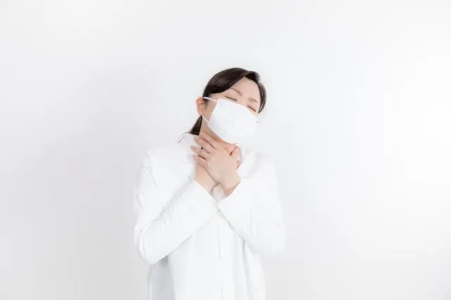 不只感冒會喉嚨痛！26歲女看耳鼻喉科好不了　尿尿痛就醫才知染「淋病」