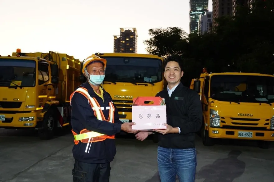 北市動員745人清跨年垃圾 復原市容1小時內搞定