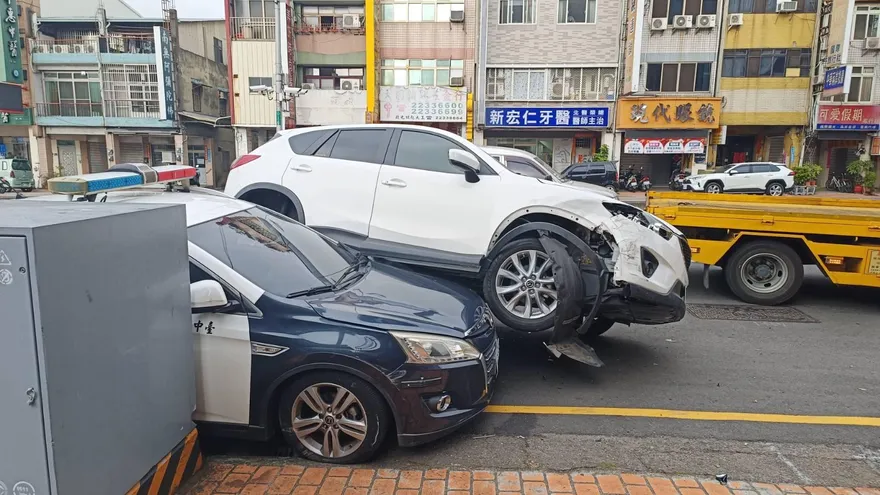 影/乖乖停格內！警車無辜被「騎上」　女恍神失控撞毀巡邏車