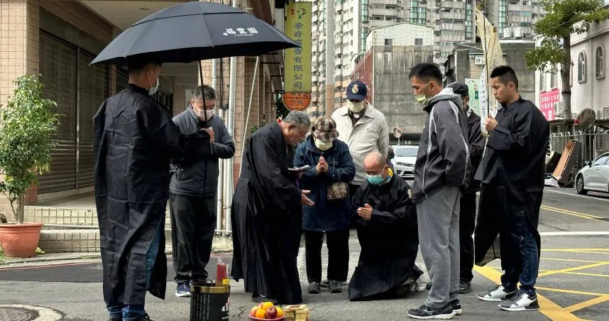 角頭家門口遭槍殺　家屬招魂「多次擲無筊」　哭喊：爸爸快回來