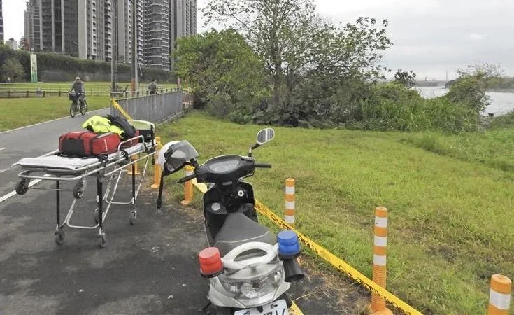 新北男河濱釣魚見假人模特飄來　伸手一摸竟是「浮屍」嚇歪報案