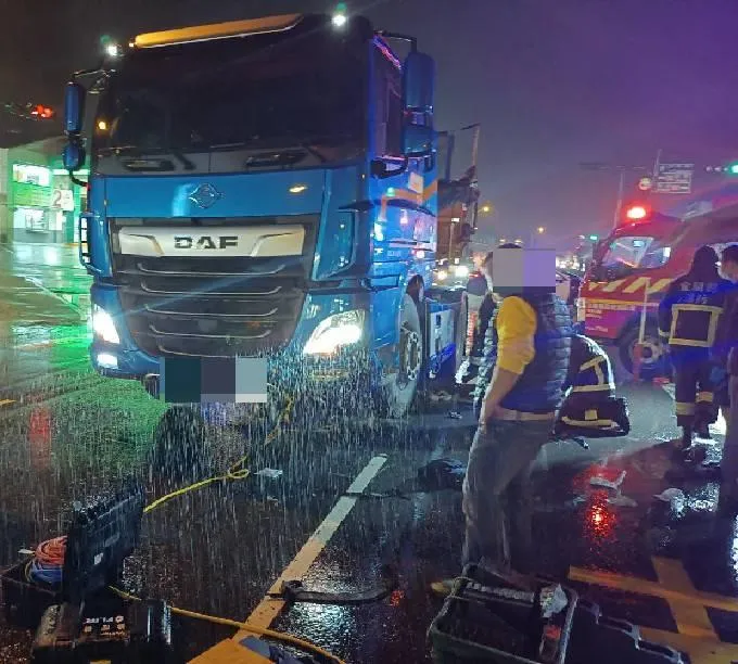 影/監視器畫面曝！宜蘭冬山砂石車輾國中女生阿嬤嚇哭　警：駕駛闖紅燈