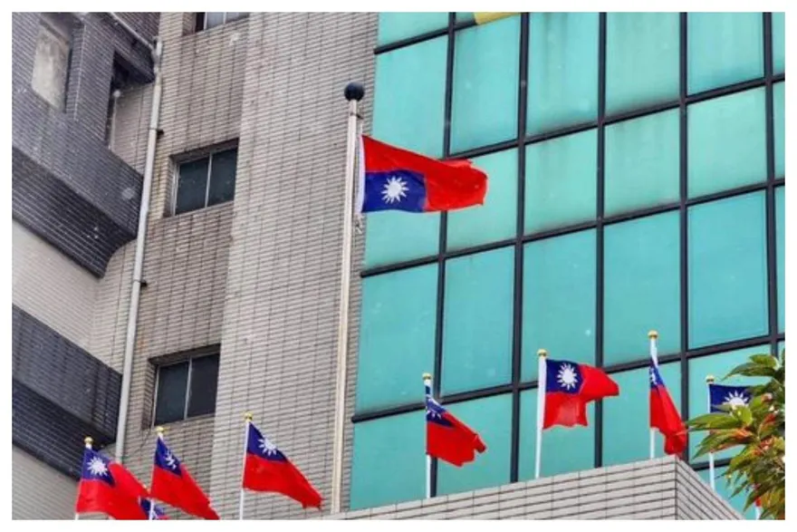 尷尬了！北投區公所「國旗倒掛」出大包　民政局長致歉