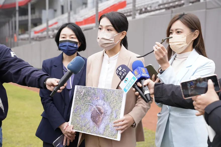 看到綠側翼急護航新竹棒球場　藍委驚呆：有死蟑螂