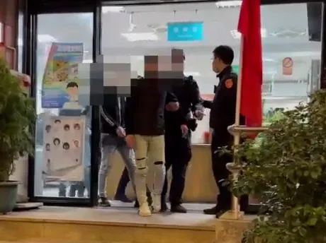 影/190萬百家樂賭債喬不攏　嫩男慘遭5煞登門押走　三峽警8小時極速救回