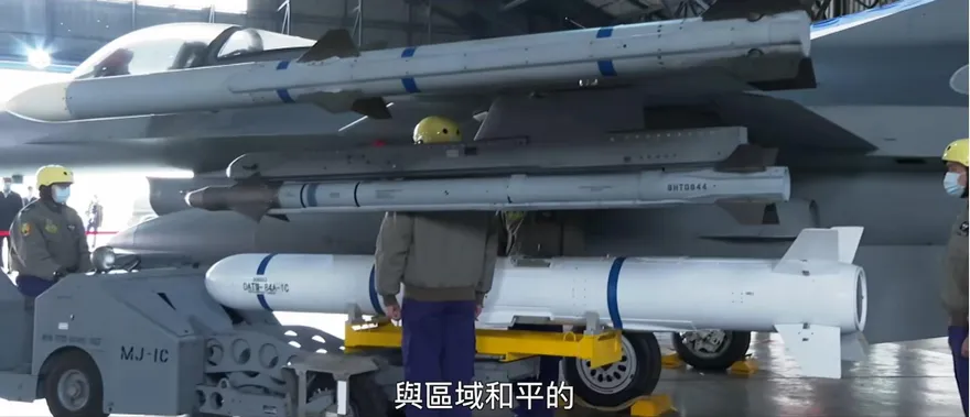 蔡英文視導空軍四聯隊  F-16演練掛載空射魚叉反艦飛彈