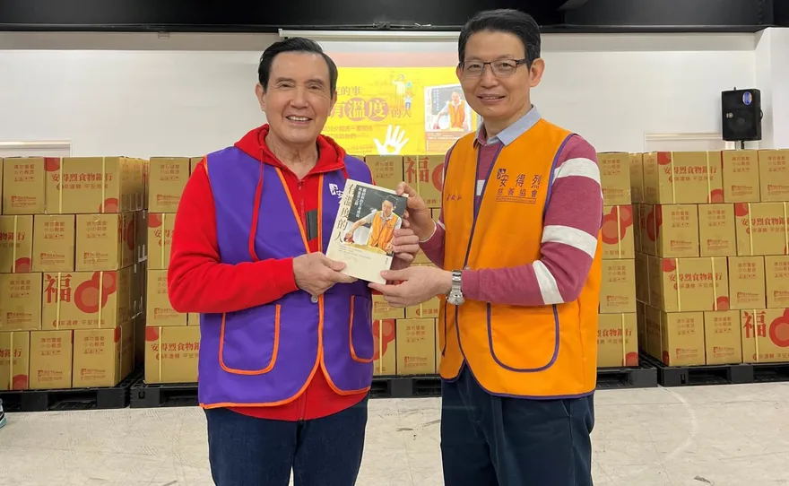 馬英九帶前國防部長高華柱做食物銀行志工 展現「馬氏幽默」