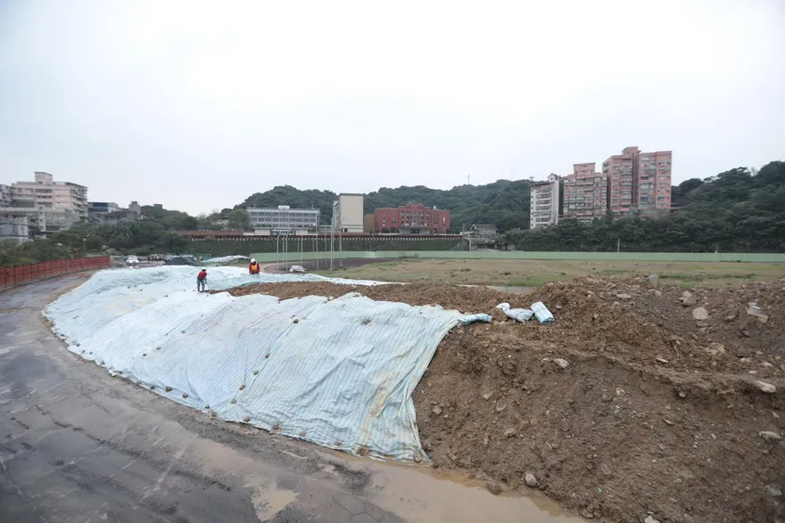 基隆也有「大秘寶」？！田徑場變廢土棄置場　前市府卸任前倉促發包