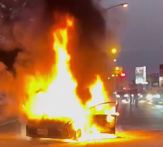 影/屏東市區傳火燒車狂燃29分鐘 消防分隊3車7人及時撲滅火勢 幸無人傷亡