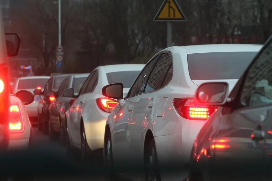 過年出遊最怕塞車！　營養師示警：當心憋出尿道炎