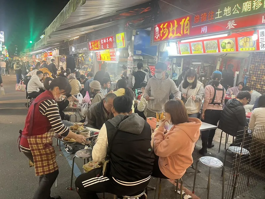 影/羅東夜市熱滾滾！阿灶伯羊肉排隊人龍不減　濃而不腥羊肉味勾你胃