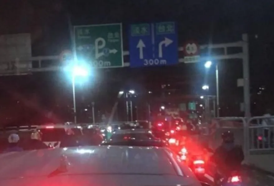 快訊/關渡橋「轎車砂石車擦撞」！下班車流嚴重回堵塞成停車場
