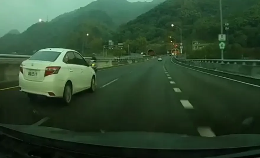 影/想死別害別人啦！機車三寶國道內線逆向狂飆　轎車駕駛急閃避險撞上