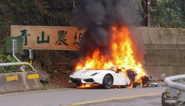 快訊/千萬小牛掰！北宜公路衝到一半火燒車　駕駛死裡逃生心痛看愛車變廢鐵