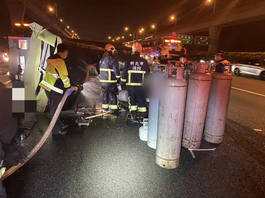 快訊/天雨路滑？滿載瓦斯桶小貨車翻覆　占用國道1號北向35公里2車道