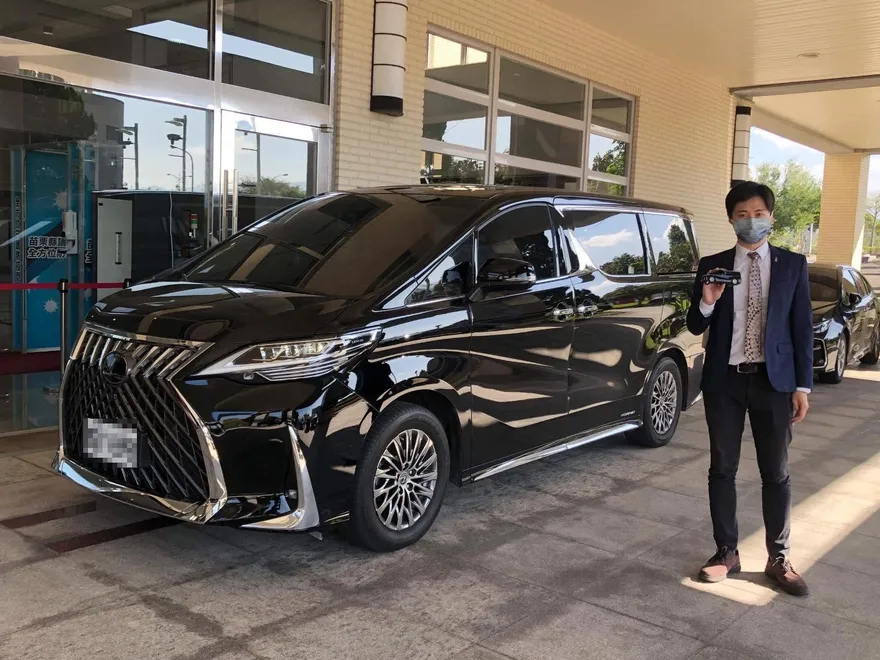 「超狂縣長」500萬奢華座車曝光！鍾東錦：好朋友捐的、我坐的心安理得