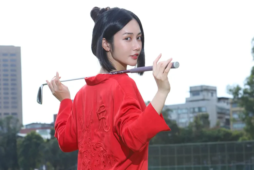 影/宜蘭囝仔專屬的春節浪漫　「果嶺火紅兔」姚祐琳拜廟啖平安粥