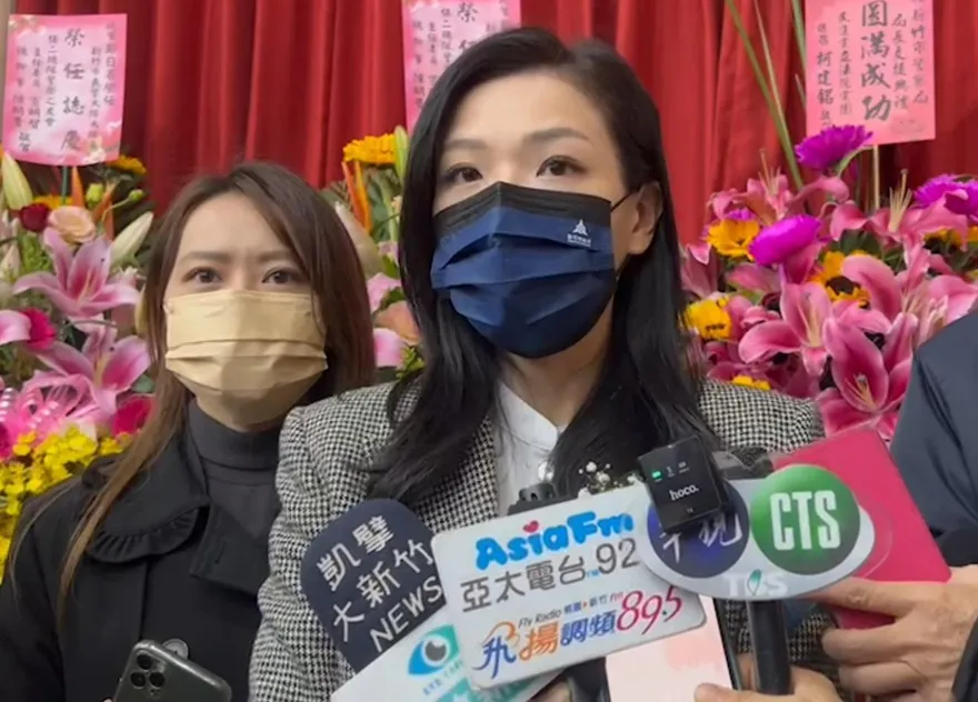 影／行政處長熱吻174cm已婚女名模還帶回宿舍狂嗨！高虹安說話了