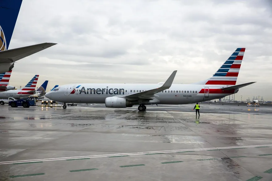 美國航空機艙內出現異味　緊急改降5人送醫