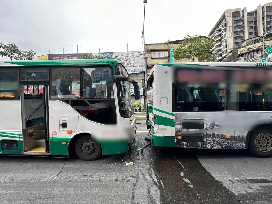 快訊/新北新莊公車急煞！後車「親屁股」擋風玻璃碎　乘客震傷撞斷牙齒3傷